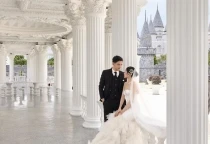 Nên chụp ảnh cưới phim trường hay ngoại cảnh? Ưu và nhược điểm